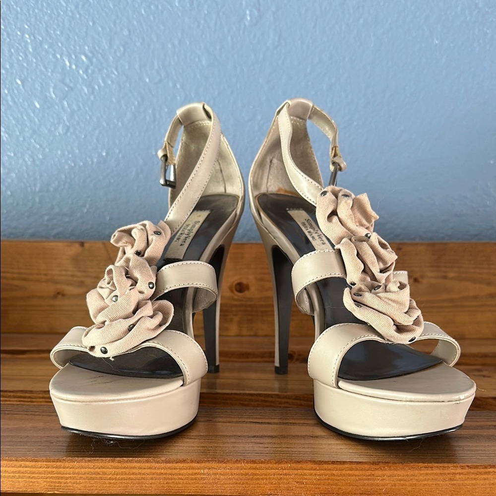 Simply Vera Women’s Cream High Heels with Floral Accents - Size 8